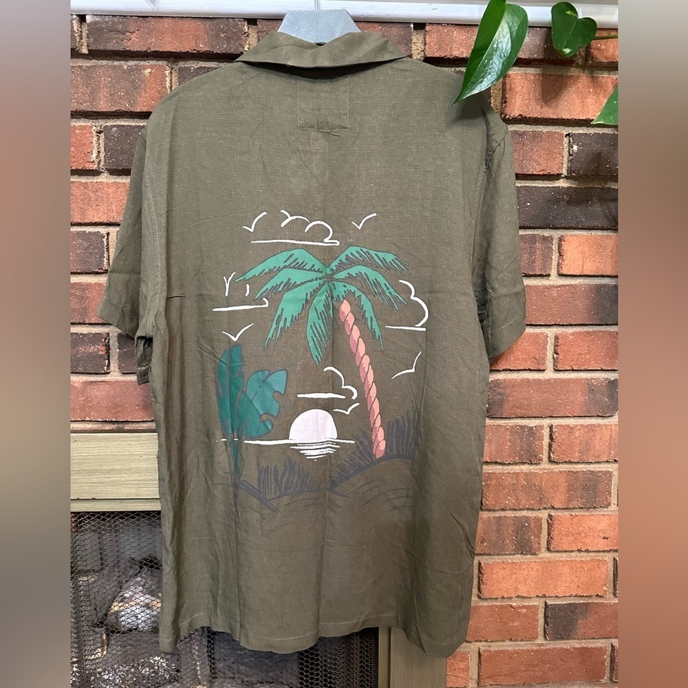 🏝️Denim & Flower by Ricky Singh 100% Viscose green button up shirt excellent.